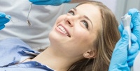<b>Скидка до 75%.</b> Ультразвуковая чистка с глубоким фторированием или отбеливание зубов по линии улыбки в стоматологии «Практик Дент»