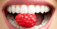 <b>Скидка до 70%.</b> Гигиена полости рта или УЗ-чистка зубов с удалением зубного камня и зубных отложений либо без в клинике «ДентаЛюкс»