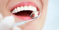 Ультразвуковая чистка зубов в стоматологической клинике «Кудесник». <b>Скидка до 73%</b>