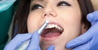 <b>Скидка до 52%.</b> Чистка зубов по системе AirFlow в стоматологическом центре «Апогей»