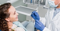<b>Скидка до 64%.</b> Ультразвуковая чистка по системе AirFlow, лечение кариеса с установкой пломбы или отбеливание зубов в стоматологической клинике Dr.Axel