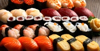 Сеты роллов от службы доставки «Кицунэ суши» со скидкой 50%