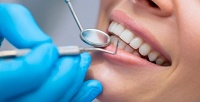 <b>Скидка до 66%.</b> Ультразвуковая чистка зубов, комплексная профессиональная гигиена полости рта по системе AirFlow или лечение кариеса c установкой пломбы в «Центре семейной стоматологии»
