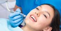 <b>Скидка до 70%.</b> УЗ-чистка, отбеливание зубов, cеребрение молочных зубов или установка скайса в стоматологической клинике «Жемчужина»