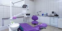 <b>Скидка до 55%.</b> Комплексная ультразвуковая чистка зубов по системе AirFlow, лечение кариеса с установкой пломбы или отбеливание зубов в стоматологии «Акциодент»