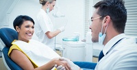 Отбеливание зубов, лечение кариеса, курс лечения десен в стоматологическом центре «Жемчужина». <b>Скидка до 87%</b>