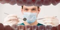 Ультразвуковая чистка зубов, отбеливание по системе AirFlow в стоматологии «Свежее дыхание». <b>Скидка до 82%</b>