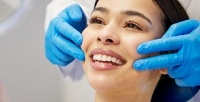 <b>Скидка до 67%.</b> Эстетическая реставрация, ультразвуковая чистка зубов и по технологии AirFlow, лечение кариеса в стоматологической студии при медицинском центре «Диавакс»