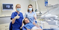 <b>Скидка до 78%.</b> Комплексная чистка зубов по системе AirFlow с фторированием или без в стоматологической клинике «Ясень»