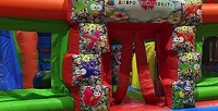 <b>Скидка до 50%.</b> Безлимитное посещение детской комнаты с батутом, двухэтажным лабиринтом, горкой, сухим бассейном и развивающими игрушками в центре развлечений «КосмоМакс»