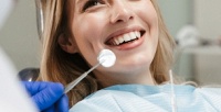 <b>Скидка до 52%.</b> Ультразвуковая чистка зубов и чистка AirFlow в стоматологии «Стомсервис»