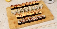 Суши-сет или ролл месяца от федеральной сети магазинов японской кухни «Суши Love» со скидкой 50%