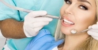 <b>Скидка до 73%.</b> Ультразвуковая чистка зубов и по технологии AirFlow, лечение кариеса и удаление зуба в стоматологической клинике Tvoi Stom