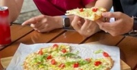 Все пиццы в семейном кафе «Вкусные истории» со скидкой 50%