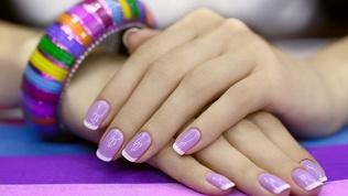 <b>Скидка до 52%.</b> Маникюр и педикюр с покрытием гель-лаком в студии красоты Hope Nails