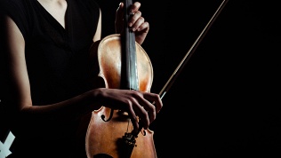 <b>Скидка до 40%.</b> Билет на концерт при свечах «Времена года» от компании «АртИст» со скидкой 40%