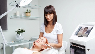 <b>Скидка до 74%.</b> Ультразвуковая, механическая, комбинированная чистка лица и всесезонный пилинг в косметологической студии By Anna Muradyan