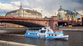 <b>Скидка до 10%.</b> Билет на круговую прогулку от причала «Китай-город» на судне-ресторане «Стрельна» от компании «ВодоходЪ»