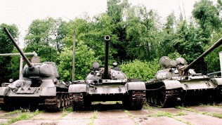 <b>Скидка до 60%.</b> Катание на танке БРМ-1к, стрельба из автомата АК-47, экскурсия в музей военных трофеев и исторического оружия с фотосессией в форме и оружием, армейский обед