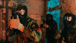 <b>Скидка до 31%.</b> 1 или 2 часа игры в пейнтбол в спортивно-тактическом клубе «В точку»