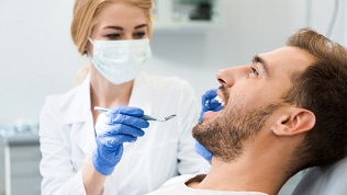 <b>Скидка до 60%.</b> Гигиена полости рта, лечение кариеса или эстетическая реставрация зубов в стоматологической клинике «Дентал»