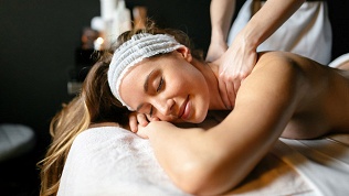 <b>Скидка 30%.</b> 60 минут массажа от мастера Елены Певцовой (2450 руб. вместо 3500 руб.)