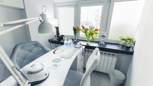 <b>Скидка до 77%.</b> Маникюр и педикюр с покрытием гель-лаком в имидж-лаборатории «Персона»