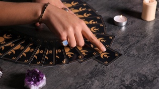 <b>Скидка до 50%.</b> Расклад карт Таро или обучение раскладам от компании «Магия карт»