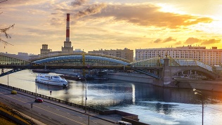 <b>Скидка до 10%.</b> Билет на прогулку в День Победы 9 Мая с живой музыкой, ужином и просмотром праздничного салюта на теплоходе «Августина» от судоходной компании «Августина»