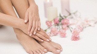 <b>Скидка до 31%.</b> Маникюр и педикюр с покрытием гель-лаком или без в студии «Плюмерия»