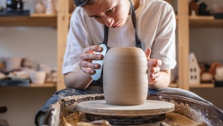 <b>Скидка 20%.</b> Мастер-класс по гончарному мастерству в сети гончарных мастерских «Гончарное дело» (1200 руб. вместо 1500 руб.)