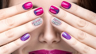<b>Скидка до 32%.</b> Маникюр и педикюр с покрытием гель-лаком Luxio в студии маникюра Peek-a-boo