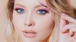 <b>Скидка до 55%.</b> Наращивание и ламинирование ресниц, оформление и окрашивание бровей от мастера Елены Ракитиной