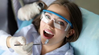 <b>Скидка до 79%.</b> Ультразвуковая чистка и по технологии AirFlow, лечение кариеса, удаление или эстетическая реставрация зуба в стоматологической клинике Tvoi Stom