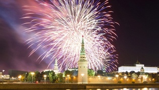 <b>Скидка до 10%.</b> Билет на прогулку в День Победы 9 Мая с живой музыкой и просмотром праздничного салюта на теплоходе «Алексия» от судоходной компании «Августина»