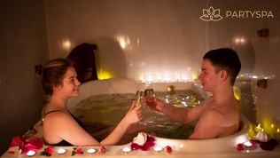 <b>Скидка до 69%.</b> Романтическое СПА-свидание с джакузи и бассейном в СПА-салоне PartySPA