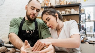 <b>Скидка до 50%.</b> Посещение мастер-класса по ручной лепке из глины в гончарной мастерской «Добрая Керамика. Ростов Великий»