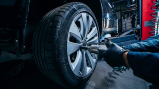 <b>Скидка до 60%.</b> Шиномонтаж и балансировка колес радиусом от R13 до R22 от компании «Шиномонтаж 24/7»