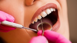 <b>Скидка до 32%.</b> Гигиена полости рта, отбеливание зубов, лечение кариеса в клинике «Мятный доктор»