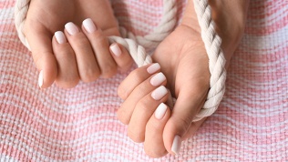 <b>Скидка до 31%.</b> Комплексный маникюр и педикюр от мастера Мани