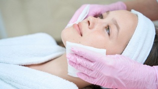 <b>Скидка до 66%.</b> Чистка, пилинг лица в клинике Oma Clinic