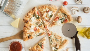 <b>Скидка до 50%.</b> До 30 пицц и напиток в подарок от компании «Пекарь пирогов»