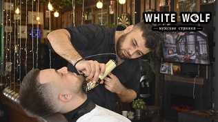 <b>Скидка до 52%.</b> Мужская стрижка, оформление бороды или услуга «Отец и сын» в барбершопе White Wolf