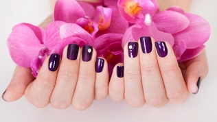 <b>Скидка 30%.</b> Маникюр с укреплением, выравниванием ногтей и покрытием гель-лаком от мастера Александры (1400 руб. вместо 2000 руб.)