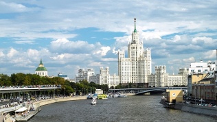 <b>Скидка до 50%.</b> Билет на прогулку «Северный экспресс» на теплоходе по Москве-реке от причала «Китай-город» от судоходной компании Flyriver