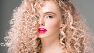 <b>Скидка до 65%.</b> Стрижка, укладка и окрашивание волос от мастера Соджиды