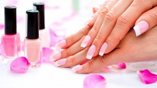 <b>Скидка до 55%.</b> Маникюр и педикюр с покрытием гель-лаком в салоне красоты «Декольте»