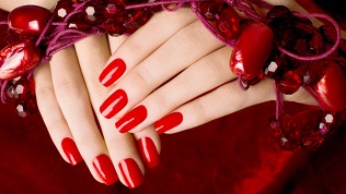 <b>Скидка до 30%.</b> Маникюр и педикюр с покрытием гель-лаком или наращивание ногтей в студии Amorisa