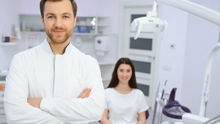 <b>Скидка до 67%.</b> Ультразвуковая чистка зубов и по технологии AirFlow, лечение кариеса и удаление зуба в стоматологической клинике «ЕвроМедс»