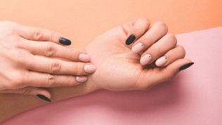 <b>Скидка до 72%.</b> Маникюр и педикюр с покрытием в студии красоты Nikol